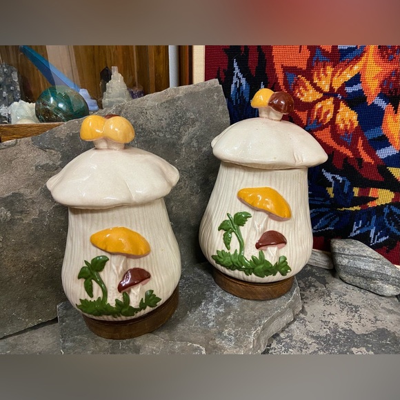 Pair of Vintage Mushroom Ceramic Canisters - Picture 11 of 13